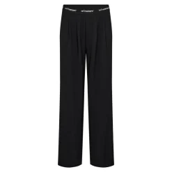 Amina Bukser, Sort, M