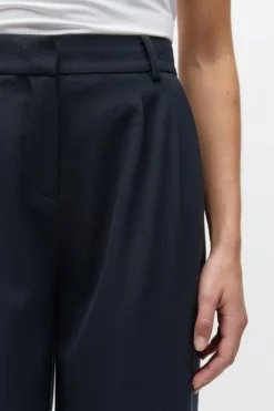 Endore Bukser, Salute, 36