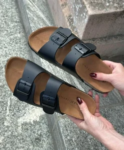 Fiona Sandaler, Sort, 39