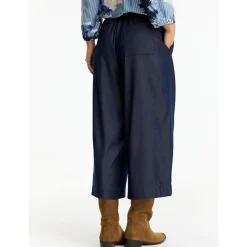 Hannah Bukser, Dark Blue, L