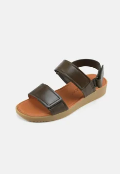 Karen Sandaler, Olive, 36