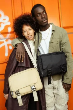 Leo Messenger, Black