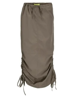 Nori Nederdel, Morel, M