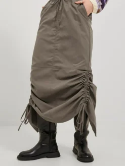 Nori Nederdel, Morel, M