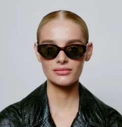 Winnie Solbriller, Demi Tortoise